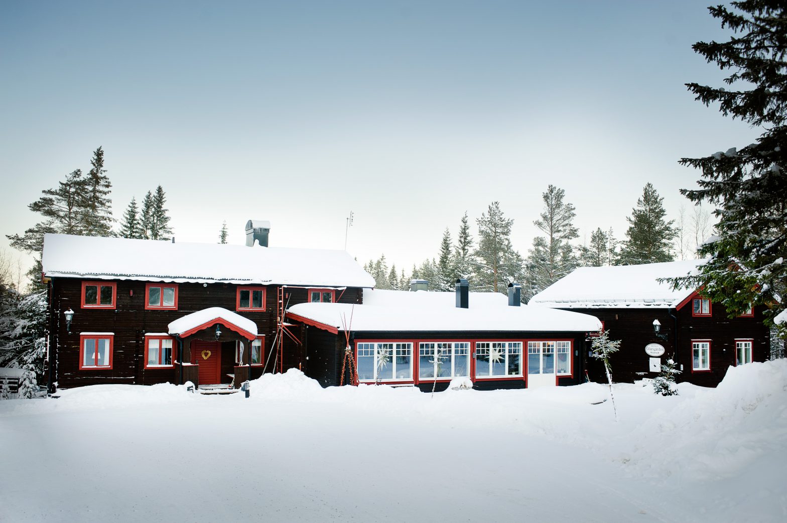 Olarsgården hotell i Sälen inbäddat i snö och vinter